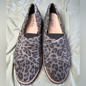Clarks ultimate comfort leopard animal print loafers flats size 6.5 suede